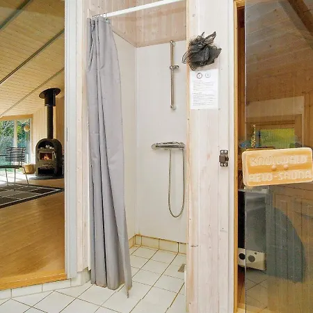 6 Person In Graested-by Traum *