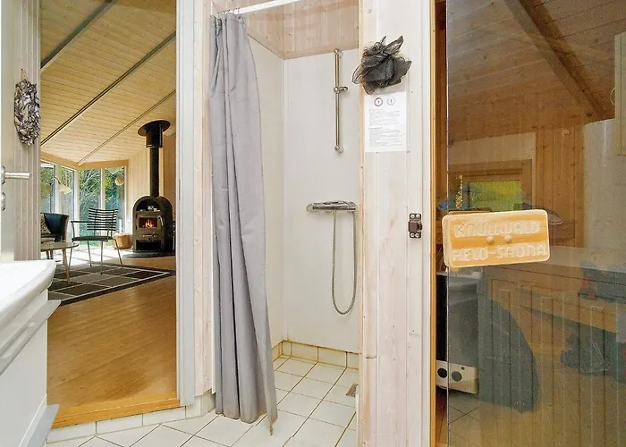 6 Person In Graested-by Traum *